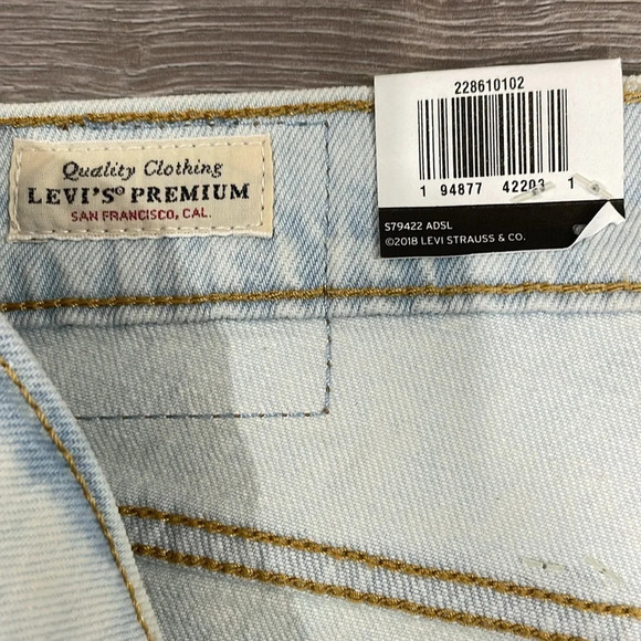 NWT Levi’s Premium Wedgie High Rise Raw Hem Light Wash Denim Jeans 33 - Picture 13 of 16